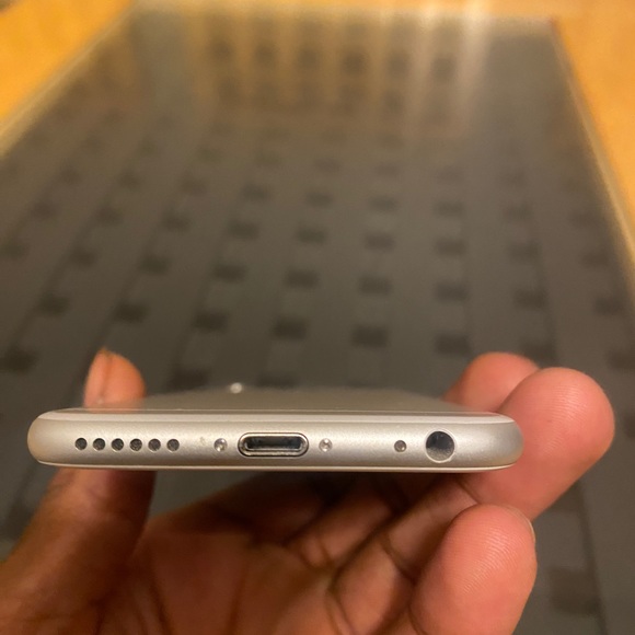 iPhone 6s 64 gb (unlocked) - Picture 5 of 6